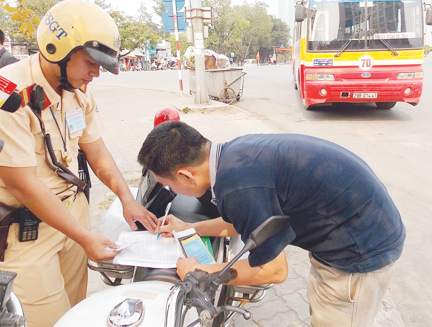 Tăng cường kiểm tra để nâng cao chất lượng xe buýt ảnh 1