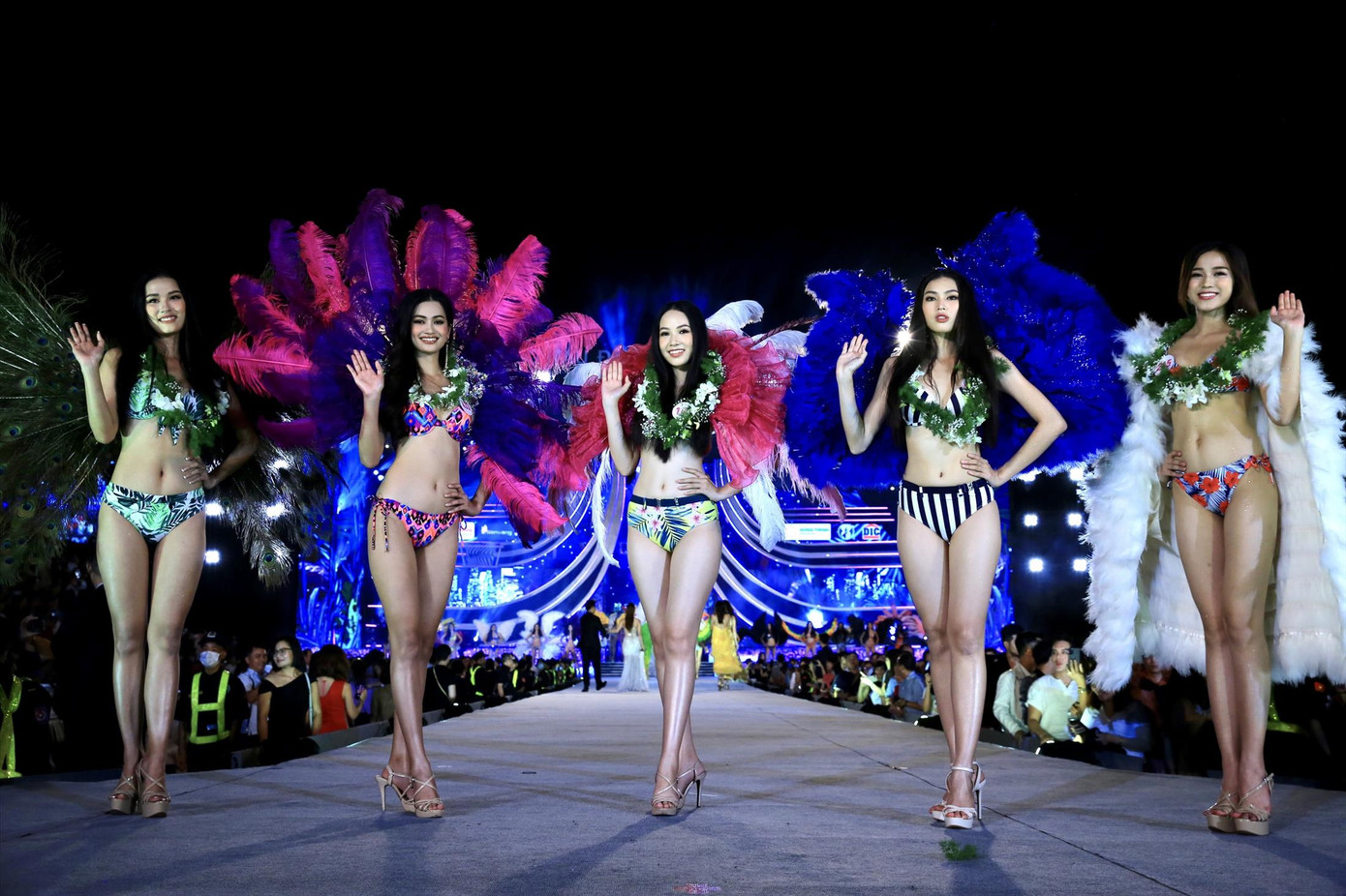 Hoa hậu mặc áo dài trắng đăng quang, vì sao? ảnh 2