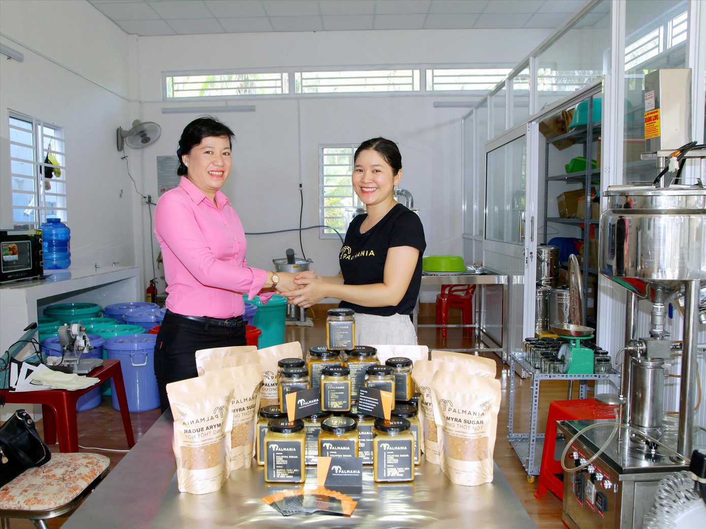 Hai cô gái bước qua vùng an toàn để theo đuổi đam mê ảnh 2