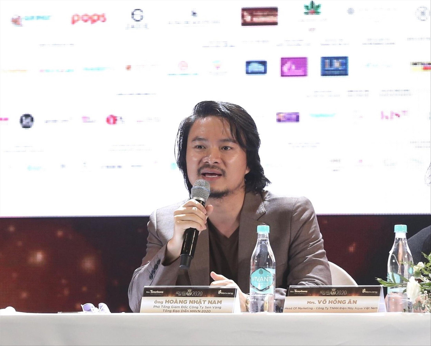 Hoa hậu mặc áo dài trắng đăng quang, vì sao? ảnh 1