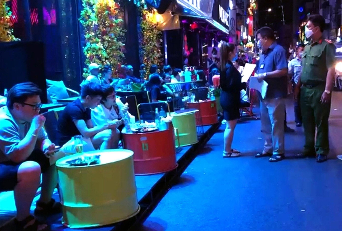 Quán nhậu, karaoke mở nhạc 'kiểu tra tấn', xử được không? ảnh 1