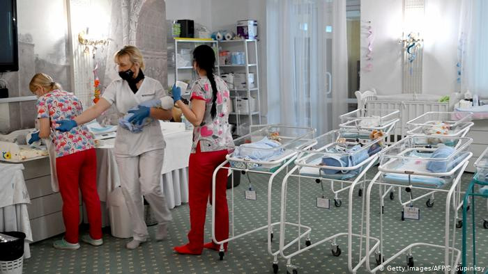 Nhiều trẻ sinh ra do đẻ mướn bị kẹt ở Ukraine ảnh 2