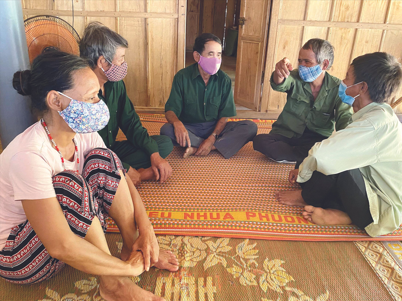 Người H’re chống 'con ma' COVID ảnh 3