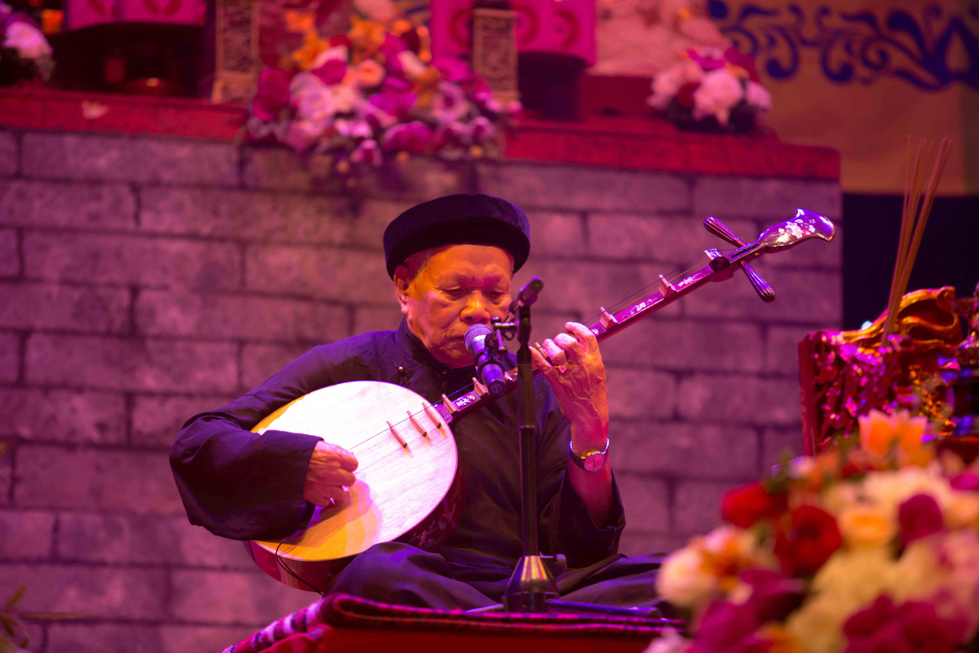 Người hát chầu văn qua hai thế kỷ ảnh 1