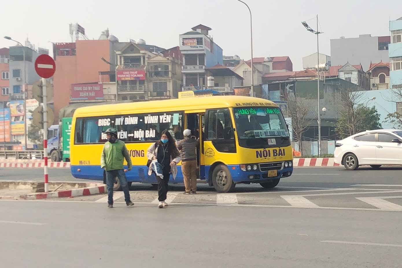 Bất lực xử xe dù, bến cóc ở Hà Nội? ảnh 1