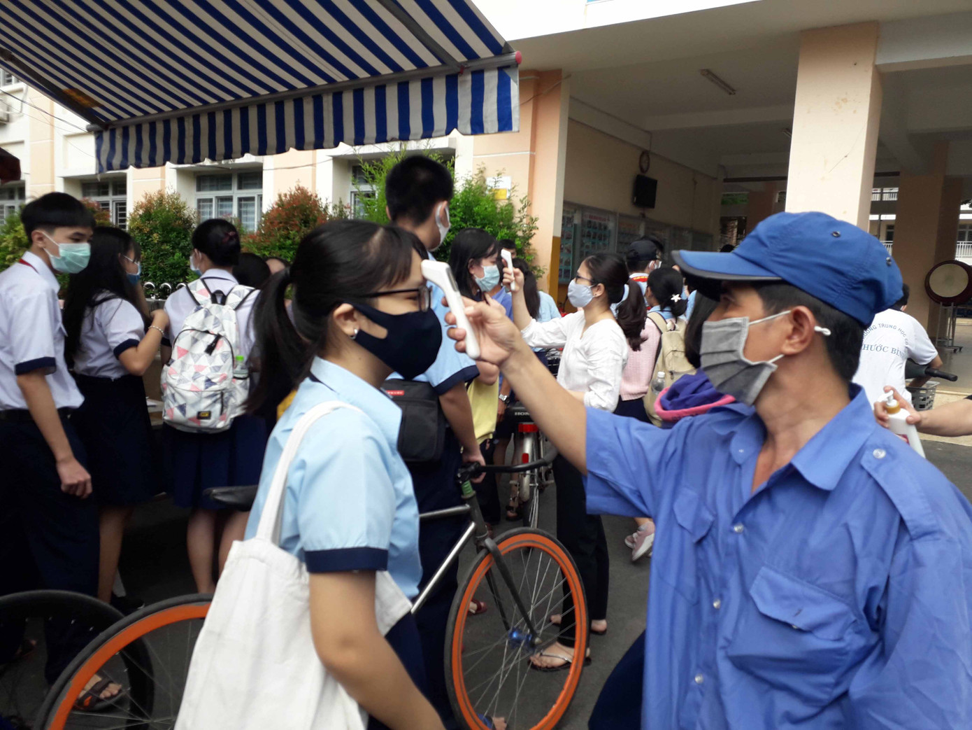 Ðầu tàu đi trong bão ảnh 2