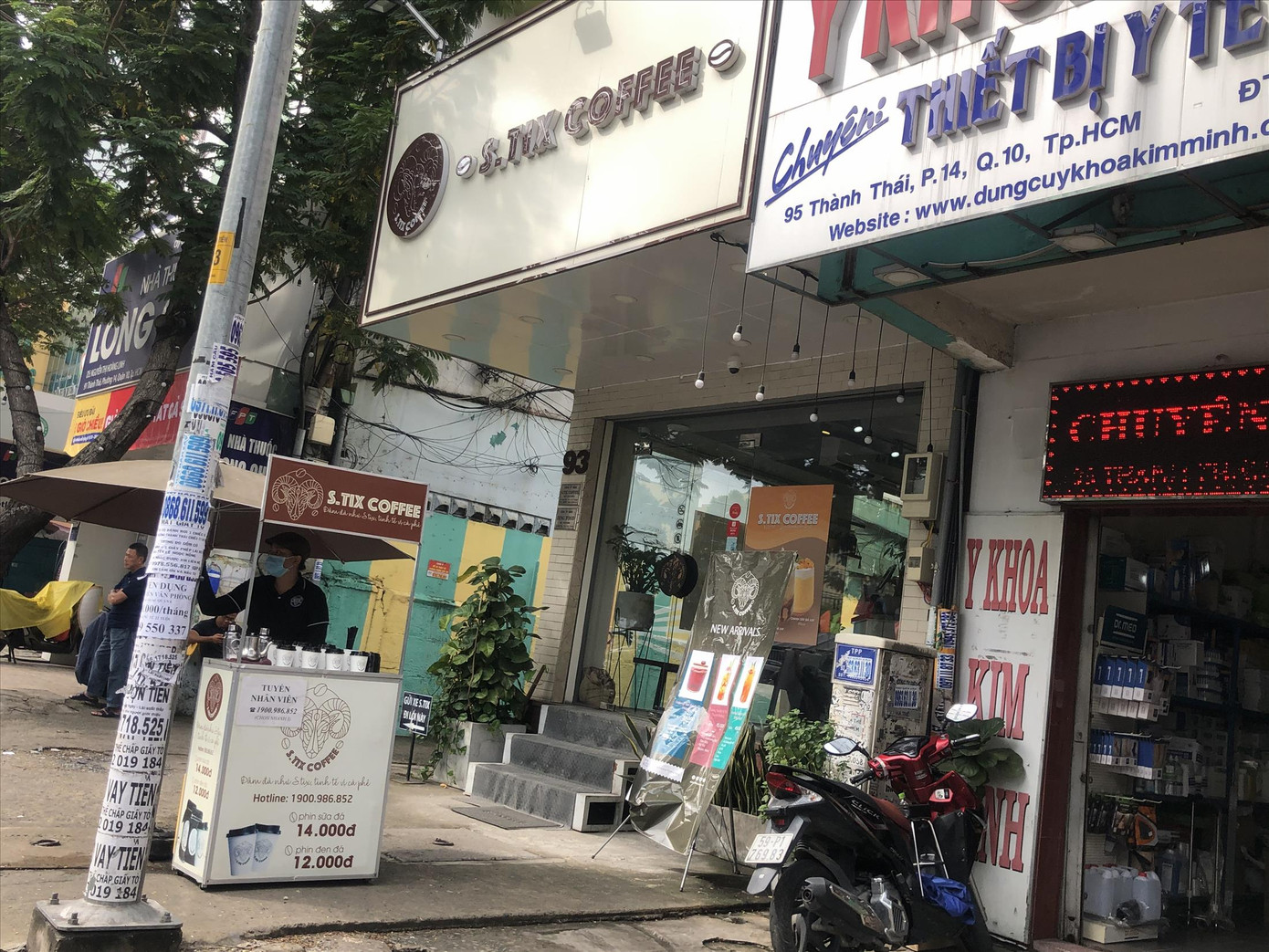 Khi 'đại gia' cũng ra... vỉa hè ảnh 1