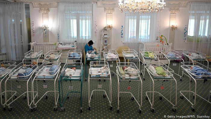 Nhiều trẻ sinh ra do đẻ mướn bị kẹt ở Ukraine ảnh 1