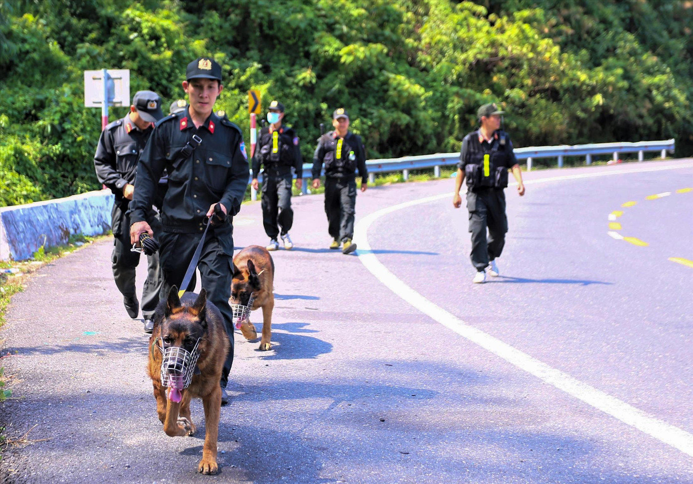 Trắng đêm truy tìm phạm nhân vượt ngục trốn ở rừng Hải Vân ảnh 1