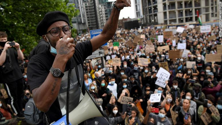 Người biểu tình London ném tượng người buôn nô lệ xuống sông ảnh 1