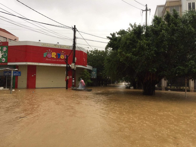 Lũ dâng tận nóc nhà, nhiều làng mạc chìm sâu trong nước ảnh 3