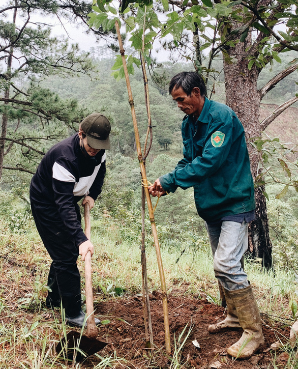 Showbiz 26/10: Sau bị tố đạo nhái áo dài Việt, nhiếp ảnh gia Trung Quốc có động thái lạ ảnh 3