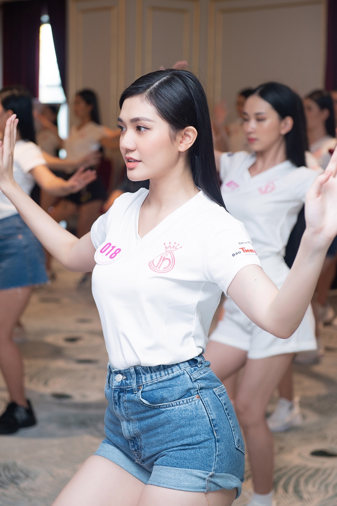 'Đột nhập' hậu trường tập luyện của thí sinh Hoa hậu Việt Nam 2020 ảnh 8