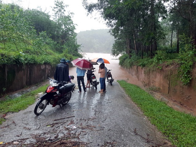 Lũ dâng tận nóc nhà, nhiều làng mạc chìm sâu trong nước ảnh 4