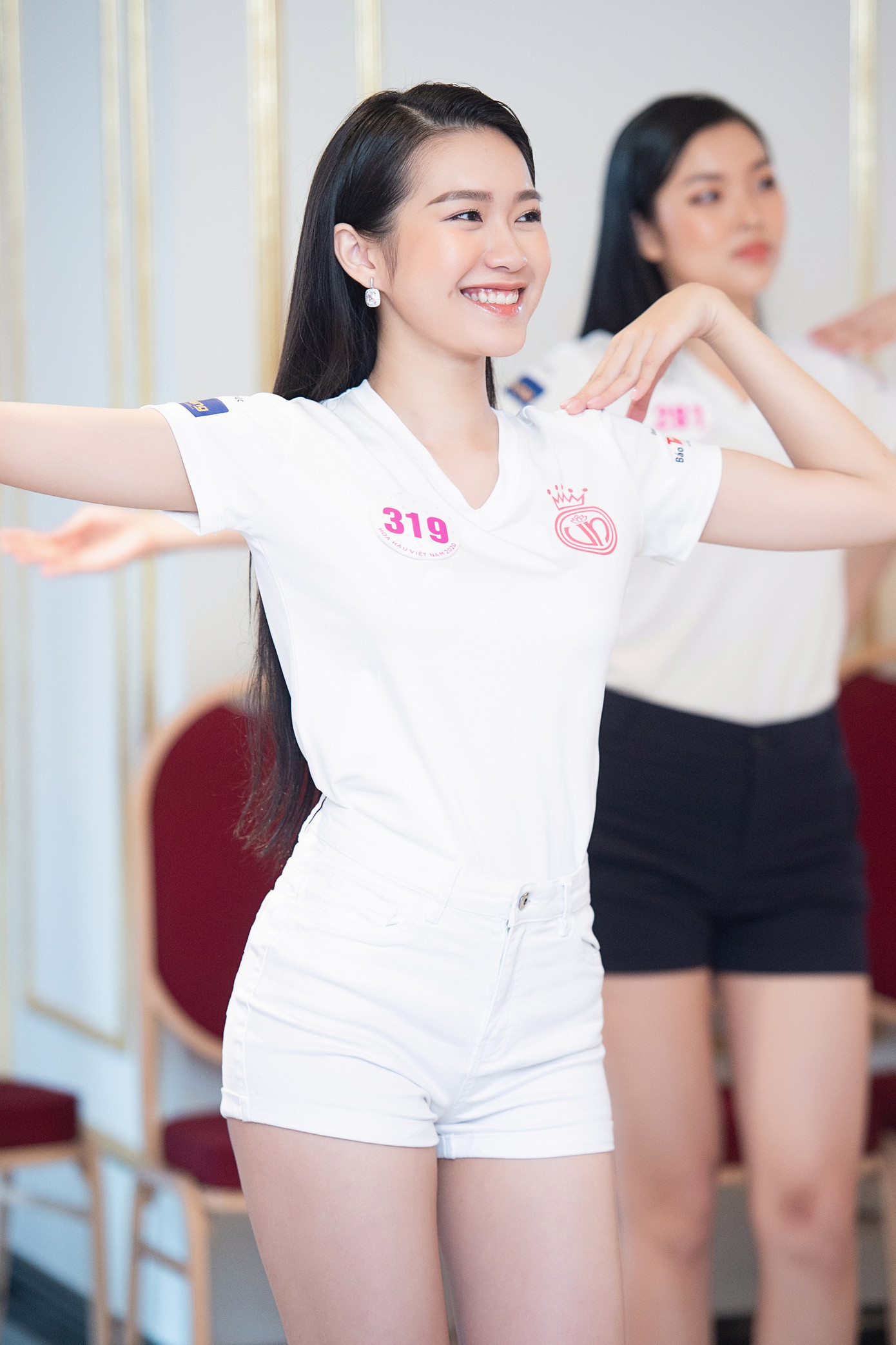 'Đột nhập' hậu trường tập luyện của thí sinh Hoa hậu Việt Nam 2020 ảnh 7