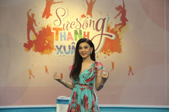 Showbiz 7/10: Vợ cũ cầu thủ Phan Thanh Bình tái hôn với bạn trai kém 9 tuổi ảnh 3