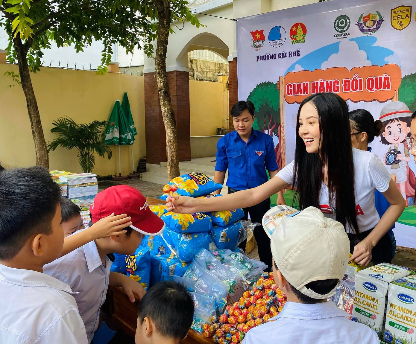 Hình ảnh người đẹp Huỳnh Thúy Vi giản dị trong các hoạt động từ thiện. Người đẹp Huỳnh Thúy Vi nhận bằng thạc sĩ, chuẩn bị làm giảng viên đại học ảnh 5