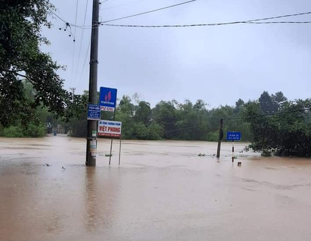 Lũ dâng tận nóc nhà, nhiều làng mạc chìm sâu trong nước ảnh 7