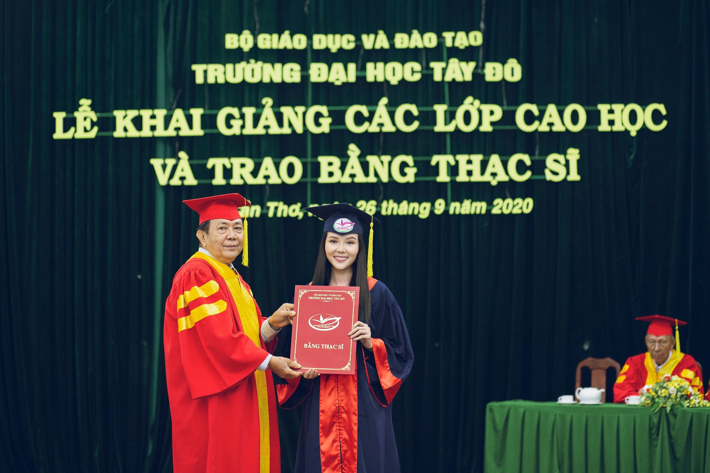 Thúy Vi trong lễ tốt nghiệp. Người đẹp Huỳnh Thúy Vi nhận bằng thạc sĩ, chuẩn bị làm giảng viên đại học ảnh 3