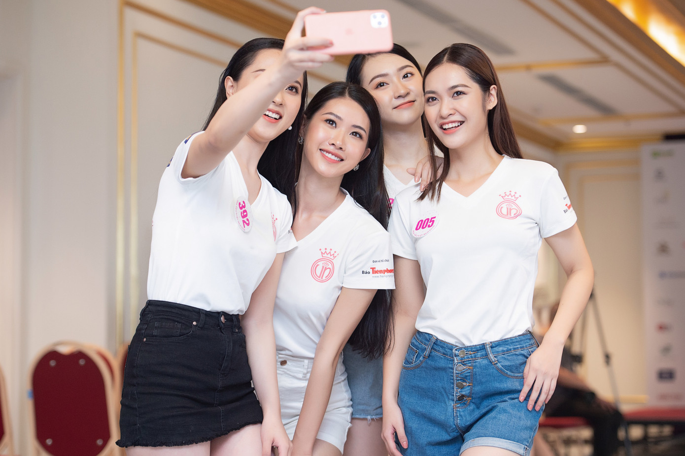 'Đột nhập' hậu trường tập luyện của thí sinh Hoa hậu Việt Nam 2020 ảnh 10