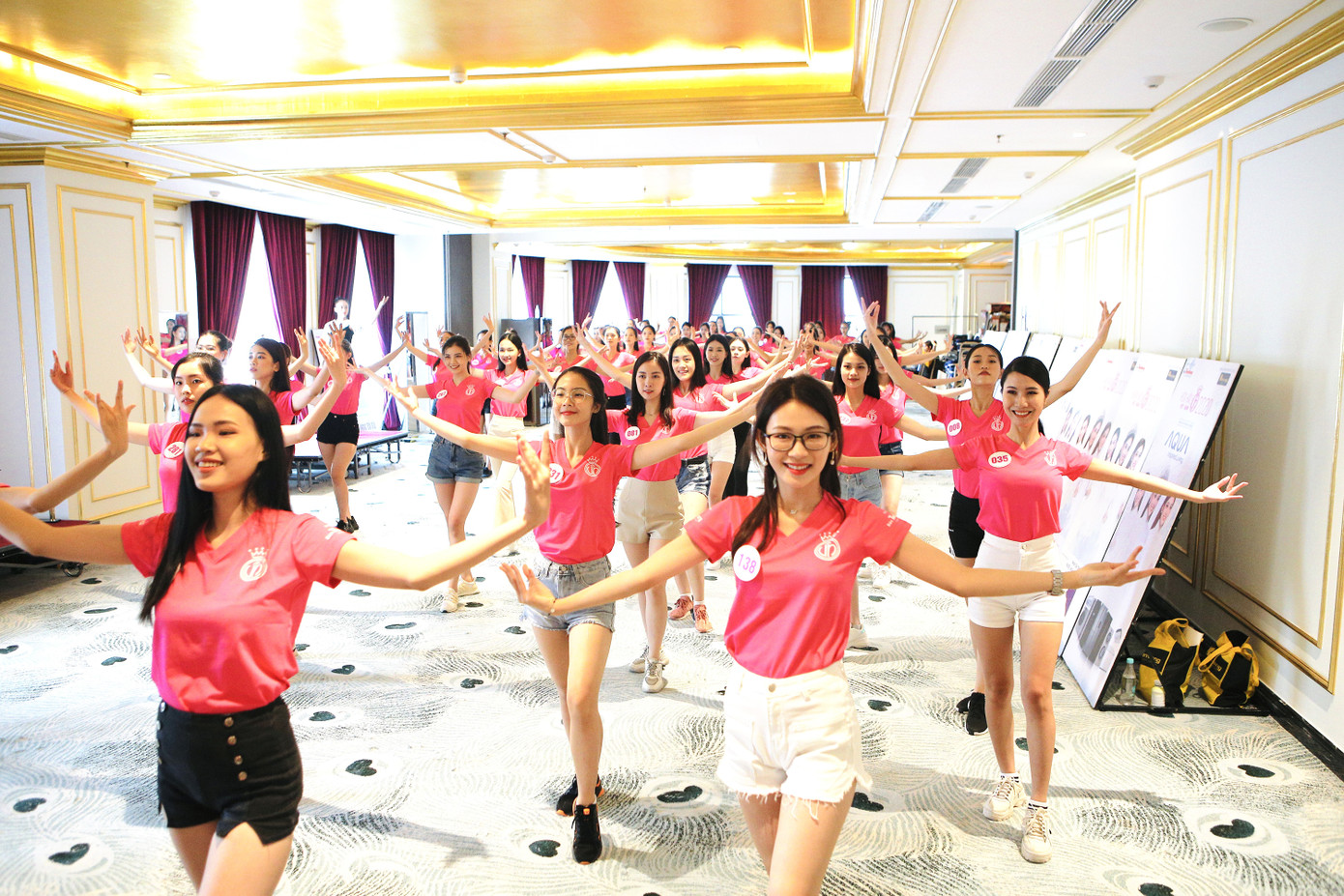 Dàn thí sinh Hoa hậu Việt Nam 2020 thả dáng trên sàn tập với những vũ điệu quyến rũ ảnh 5