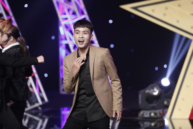 Showbiz 7/10: Vợ cũ cầu thủ Phan Thanh Bình tái hôn với bạn trai kém 9 tuổi ảnh 4