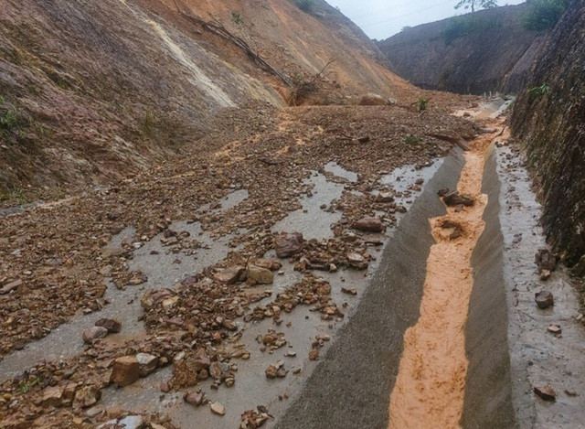 Lũ dâng tận nóc nhà, nhiều làng mạc chìm sâu trong nước ảnh 5