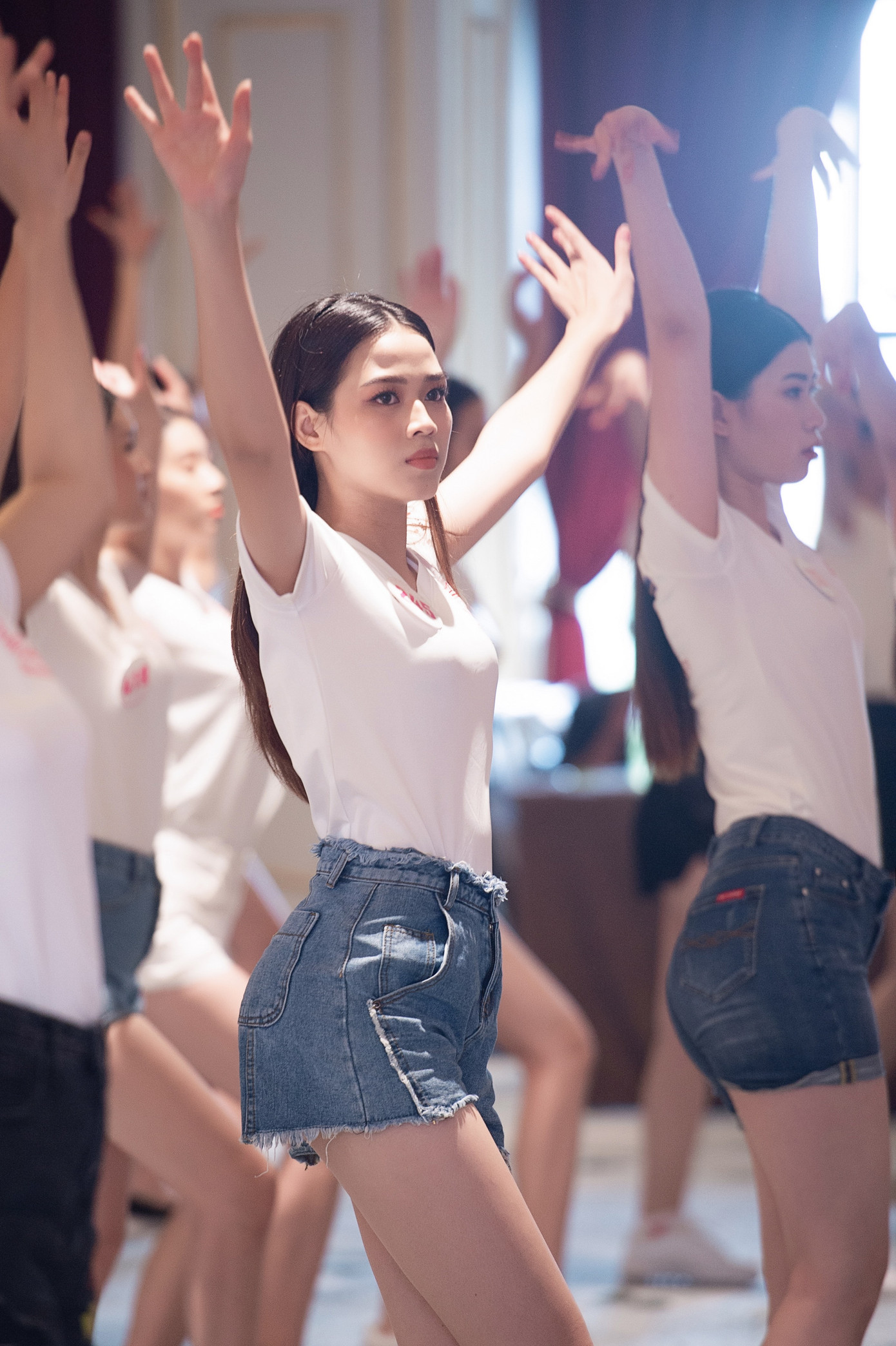 'Đột nhập' hậu trường tập luyện của thí sinh Hoa hậu Việt Nam 2020 ảnh 5