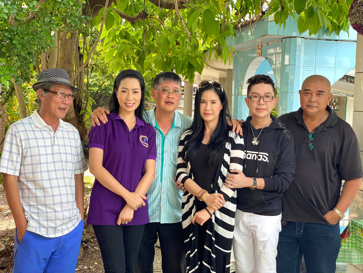 Bạn gái cũ cùng nhiều nghệ sĩ viếng mộ tài tử Lê Công Tuấn Anh nhân 24 năm ngày mất ảnh 1