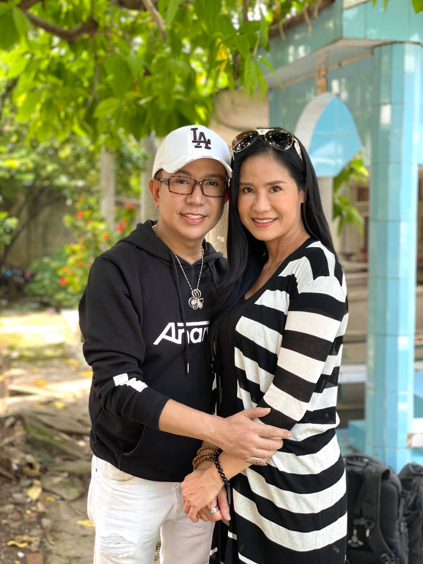 Bạn gái cũ cùng nhiều nghệ sĩ viếng mộ tài tử Lê Công Tuấn Anh nhân 24 năm ngày mất ảnh 2