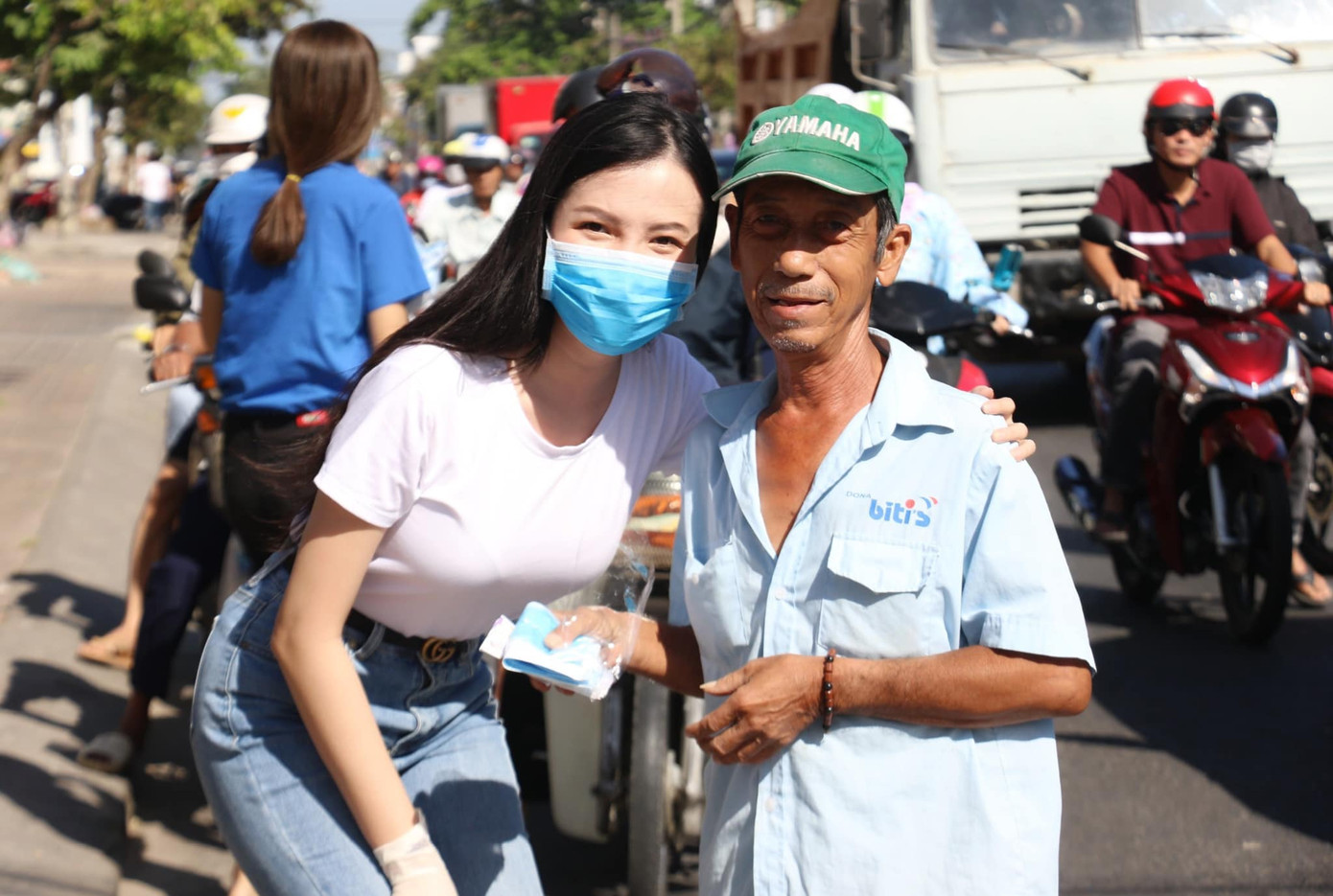 Thúy Vi tích cực tham gia các hoạt động thiện nguyện vì cộng đồng. Người đẹp Huỳnh Thúy Vi nhận bằng thạc sĩ, chuẩn bị làm giảng viên đại học ảnh 4