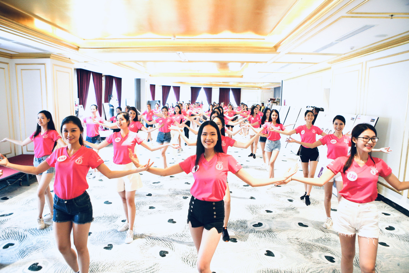 Dàn thí sinh Hoa hậu Việt Nam 2020 thả dáng trên sàn tập với những vũ điệu quyến rũ ảnh 4