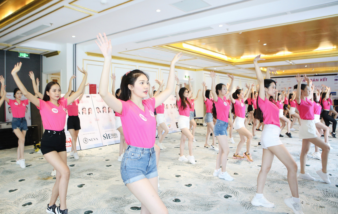 Dàn thí sinh Hoa hậu Việt Nam 2020 thả dáng trên sàn tập với những vũ điệu quyến rũ ảnh 3