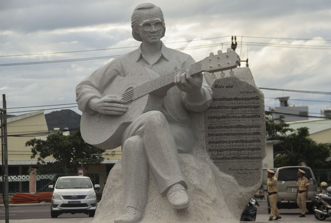 Showbiz 13/10: Cardi B gây tranh cãi khi mặc bikini bé xíu xách túi Birkin gần 1 tỷ đồng ảnh 5