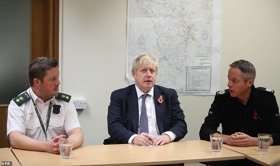 Thăm vùng lụt, Thủ tướng Anh hăng hái cầm chổi lau nhà ảnh 10