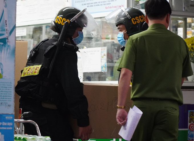Hàng trăm cảnh sát khám xét nhà thuốc tây lớn nhất ở Đồng Nai ảnh 1