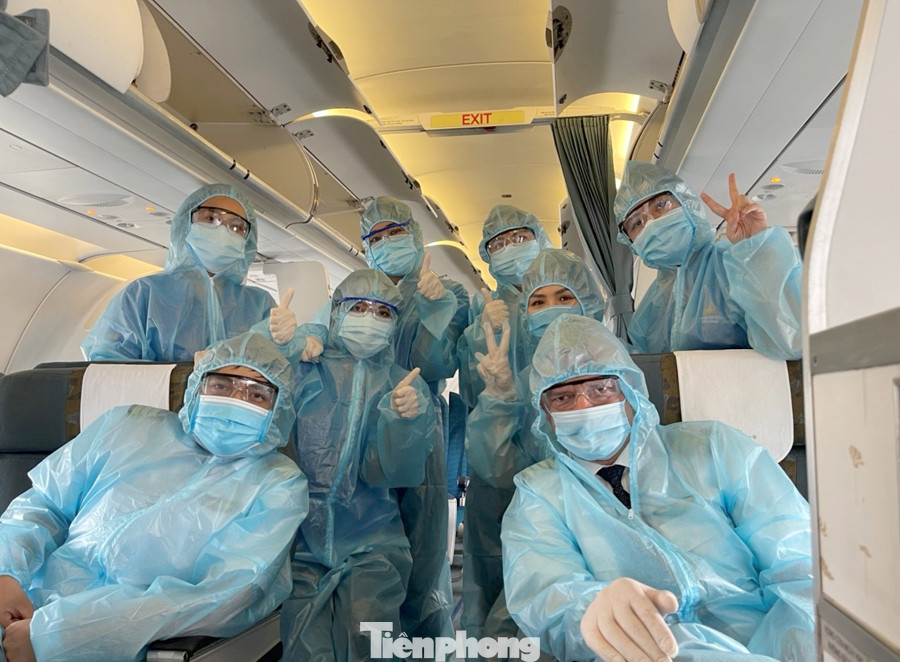Cận cảnh nâng cấp phòng dịch trên chuyến bay từ sân bay Cát Bi ảnh 6