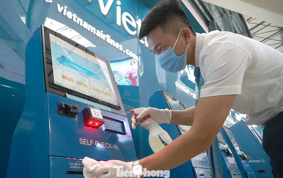 Cận cảnh nâng cấp phòng dịch trên chuyến bay từ sân bay Cát Bi ảnh 8