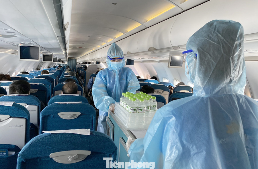 Cận cảnh nâng cấp phòng dịch trên chuyến bay từ sân bay Cát Bi ảnh 7