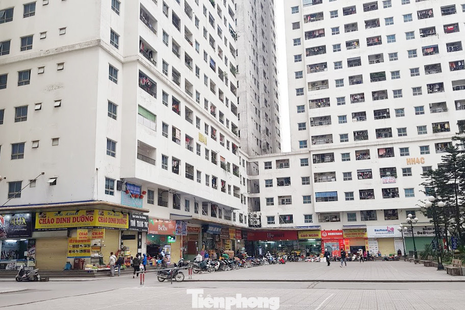 Chung cư vạn dân Hà Nội 'không bóng người' ngày đầu cách ly toàn xã hội ảnh 8