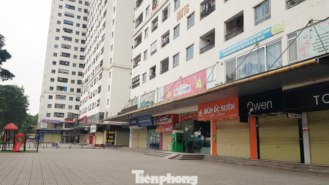 Chung cư vạn dân Hà Nội 'không bóng người' ngày đầu cách ly toàn xã hội ảnh 1