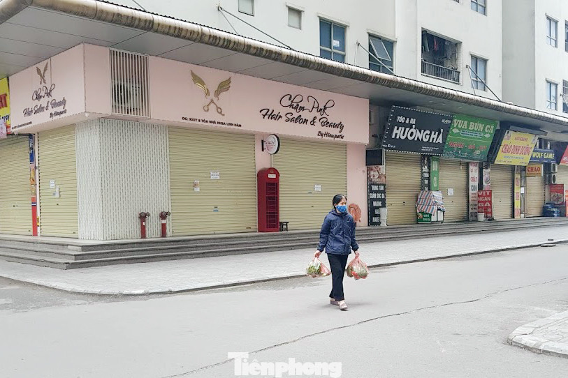 Chung cư vạn dân Hà Nội 'không bóng người' ngày đầu cách ly toàn xã hội ảnh 5