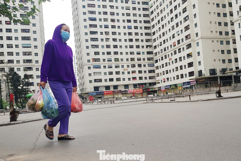 Chung cư vạn dân Hà Nội 'không bóng người' ngày đầu cách ly toàn xã hội ảnh 6
