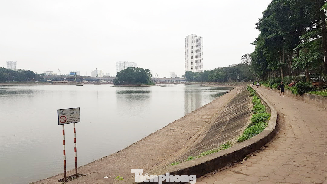 Chung cư vạn dân Hà Nội 'không bóng người' ngày đầu cách ly toàn xã hội ảnh 11