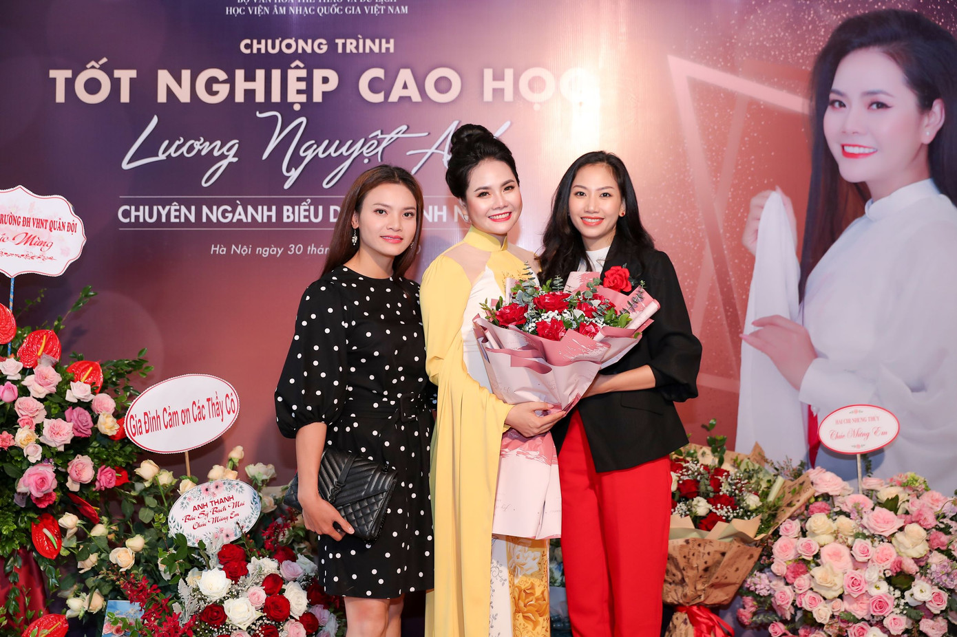 Lương Nguyệt Anh ‘lên đồng’ trong buổi thi tốt nghiệp cao học ảnh 2