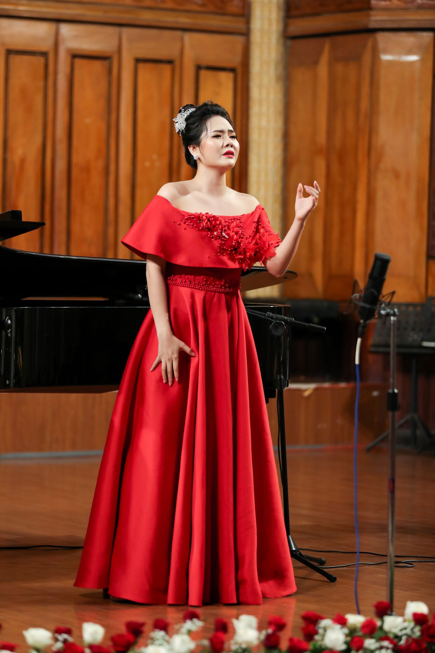 Lương Nguyệt Anh ‘lên đồng’ trong buổi thi tốt nghiệp cao học ảnh 1