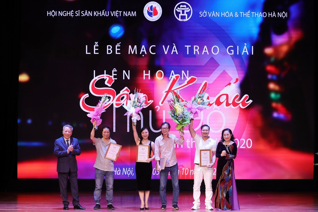 ‘Bố con’ NSND Trung Anh-Thu Quỳnh ẵm giải vàng Liên hoan sân khấu Thủ đô ảnh 1