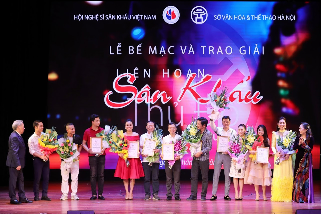 ‘Bố con’ NSND Trung Anh-Thu Quỳnh ẵm giải vàng Liên hoan sân khấu Thủ đô ảnh 2