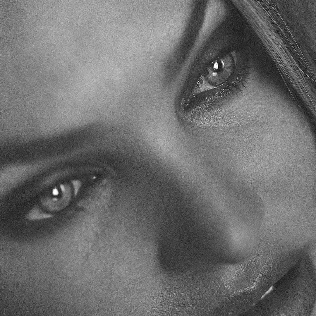 Biểu tượng sắc đẹp Nam Phi táo bạo bán nude trên nóc nhà cao tầng ảnh 9