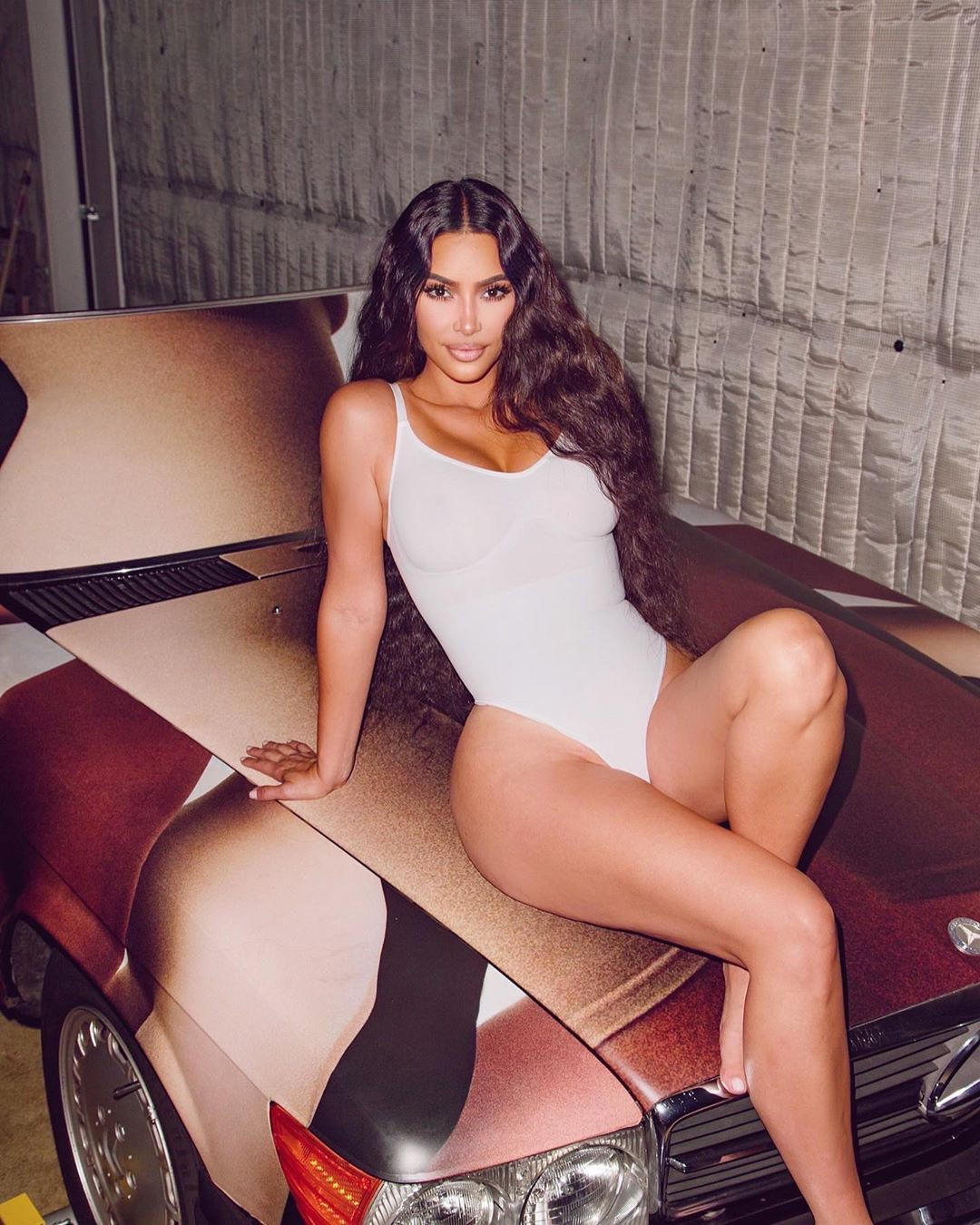 Kim Kardashian thả dáng bốc lửa trên biển Malibu ảnh 11